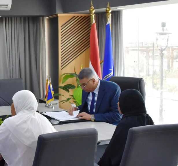 محافظ أسوان يواصل لقائه الدورى بالمواطنين 