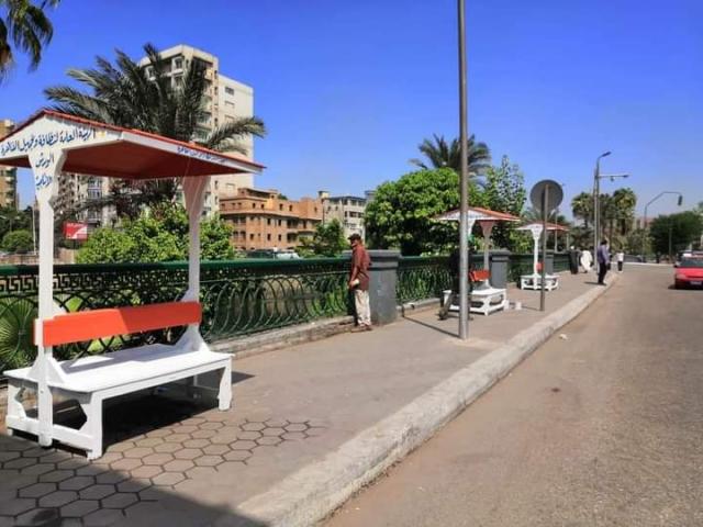 الهيئة العامة لنظافة وتجميل القاهرة تقوم بتركيب مظلات امام معهد الاورام لخدمة المرضي