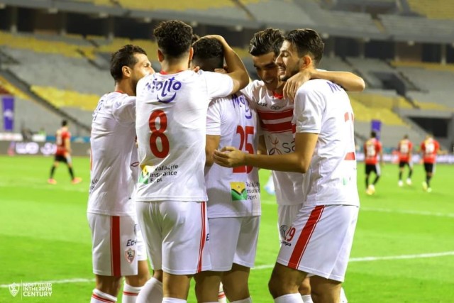 لاعبو الزمالك يتفقدون أرضية استاد القاهرة قبل القمة