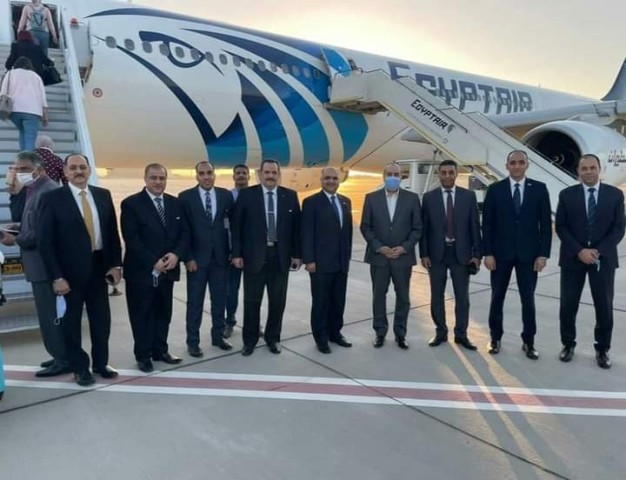 وزير الطيران المدني يشكر فرق العمل بمطاري القاهرة والأقصر