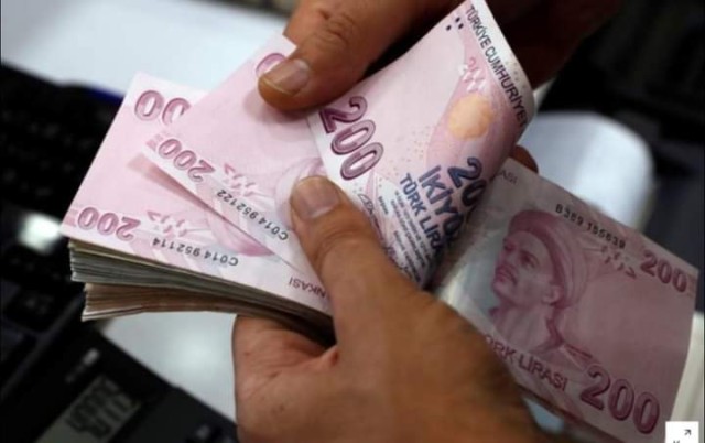 الليرة التركية تنخفض 4% مقتربة من مستويات متدنية قياسية الليرة التركية تنخفض 4% مقتربة من مستويات متدنية قياسية