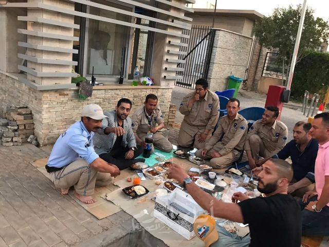 بالفيديو والصور : بعد تصالحهم أحمد فلوكس يتناول الإفطار مع أفراد أمن الكمبوند بعد إخلاء سبيله