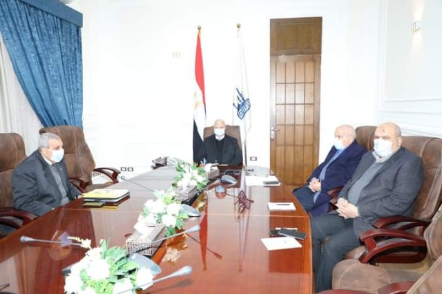 محافظ القاهرة يعقد إجتماعًا مع مسئولي الجهاز التنفيذي لسوق العبور  