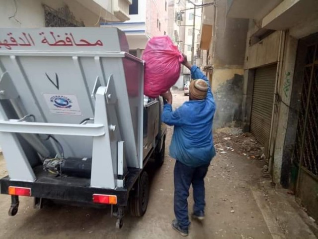 محافظ الدقهلية يتابع بدء أعمال العربات الصغيرة لرفع القمامة بالاماكن الضيقة بشوارع المنطقة المركزية