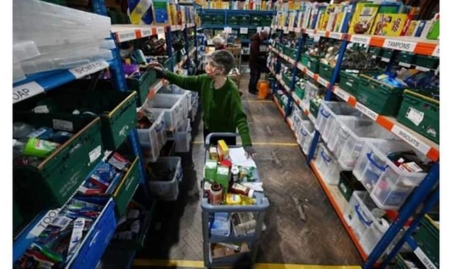 البريطانيون يلجأون إلى بنوك الطعام بعد الارتفاع الحاد للأسعار البريطانيون يلجأون إلى بنوك الطعام بعد الارتفاع الحاد للأسعار