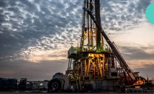 عقود النفط الآجلة تكسب دولارا للبرميل وتعزز المكاسب عقود النفط الآجلة تكسب دولارا للبرميل وتعزز المكاسب