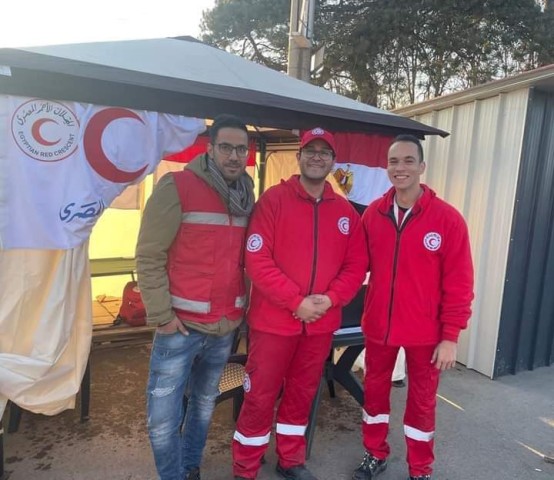 فريق الهلال الأحمر المصري الإغاثي الدولي  يقيم أول مركز خدمة إغاثية مصرية على معبر ”سيريت”