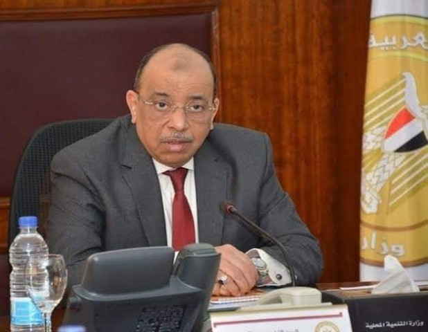 وزير التنمية المحلية يشير إلى برنامج التنمية المحلية بصعيد مصر.