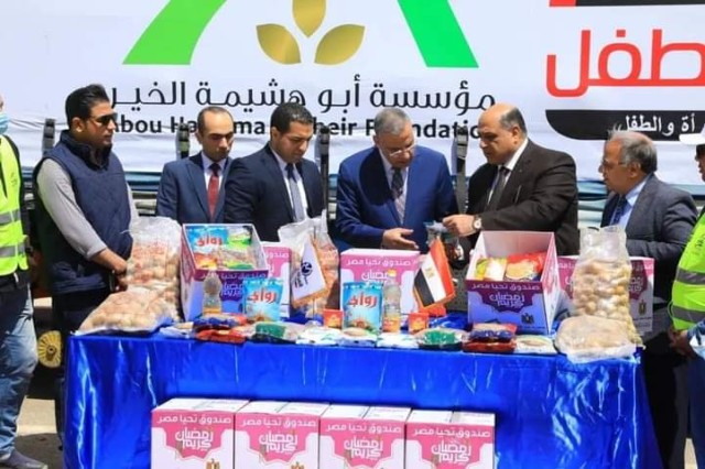 محافظ سوهاج يستقبل قافلة صندوق ” تحيا مصر ” لدعم الأسر الأولى بالرعاية
