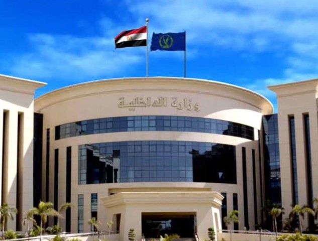 الداخلية شخص لقيامه بإنتحال صفة طبيب مزيف بالقاهرة
