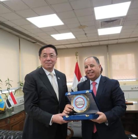 وزير المالية يلتقي سفير كازاخستان بالقاهرة