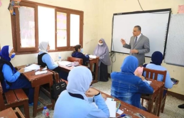 محافظ سوهاج يتفقد لجان امتحانات الشهادة الإعدادية والصف الثاني الثانوي