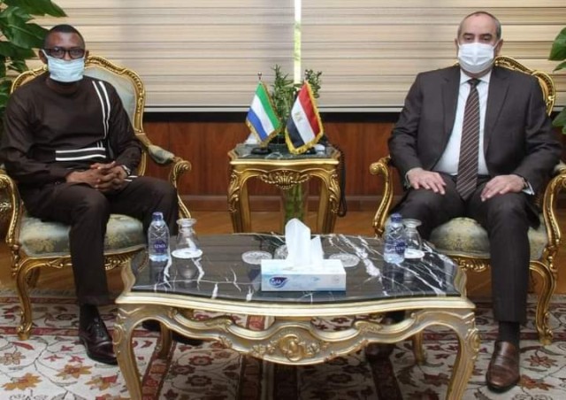 وزير الطيران يستقبل سفير سيراليون بالقاهرة