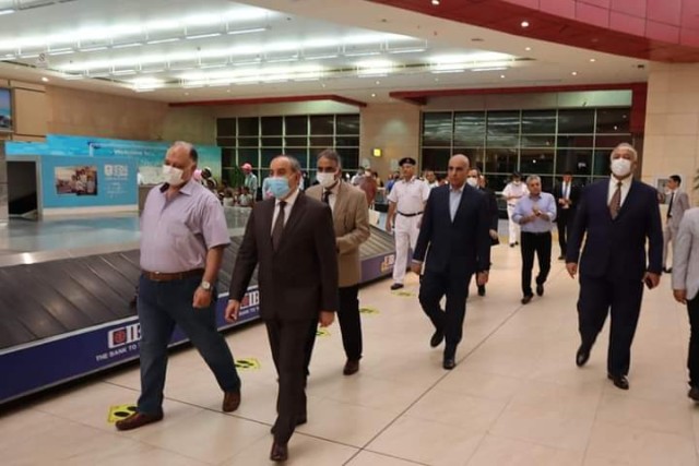 وزير الطيران يتفقد مطار شرم الشيخ 