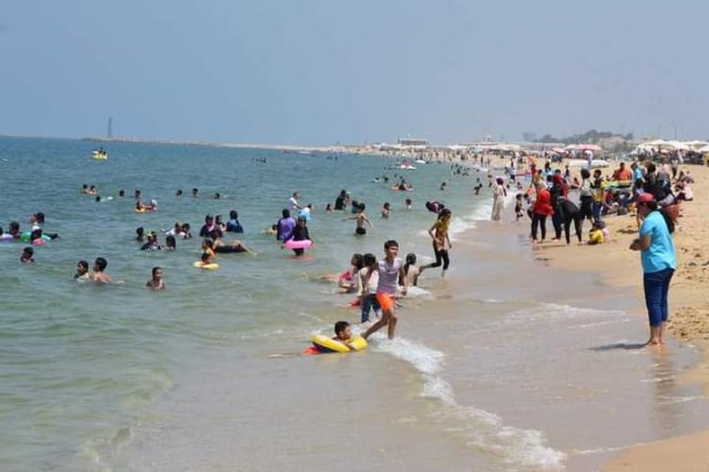 شاطئ مدينة بورفؤاد يشهد إقبالاً كبيراً من المصطافين بالتزامن مع إرتفاع درجات الحرارة