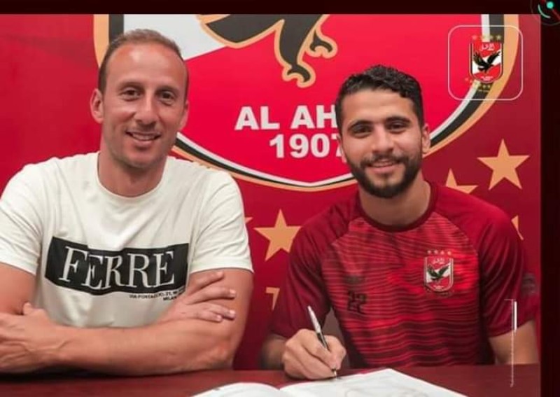 محمد محمود يمدد عقده مع النادي الأهلي لخمسة أعوام مقبلة