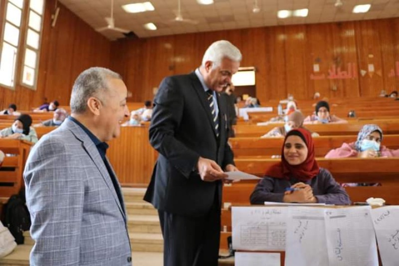 رئيس جامعة المنوفية ونائبه يتفقدان لجان امتحانات الكليات 