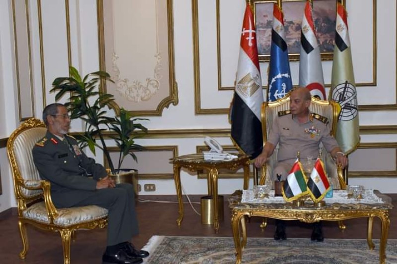  وزير الدفاع يلتقي رئيس أركان القوات المسلحة الإماراتية 