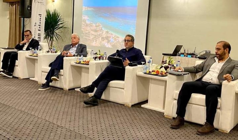 "العناني" يعقد اجتماعاً مع عدد من المستثمرين السياحيين بمدينة شرم الشيخ