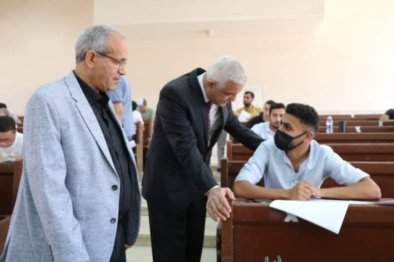 رئيس جامعة المنوفية يتفقد لجان امتحانات الهندسة والصيدلة 