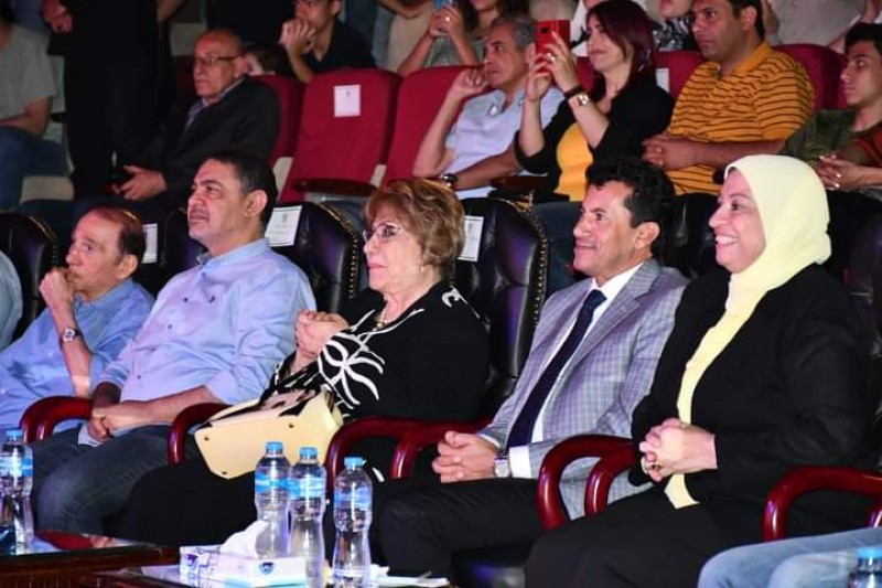 وزير الشباب والرياضة يشهد العرض المسرحي "يوم سعيد"