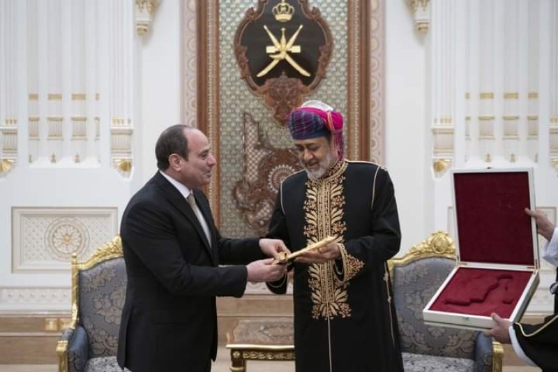 الرئيس السيسي يتبادل الهدايا التذكارية مع سلطان عمان 