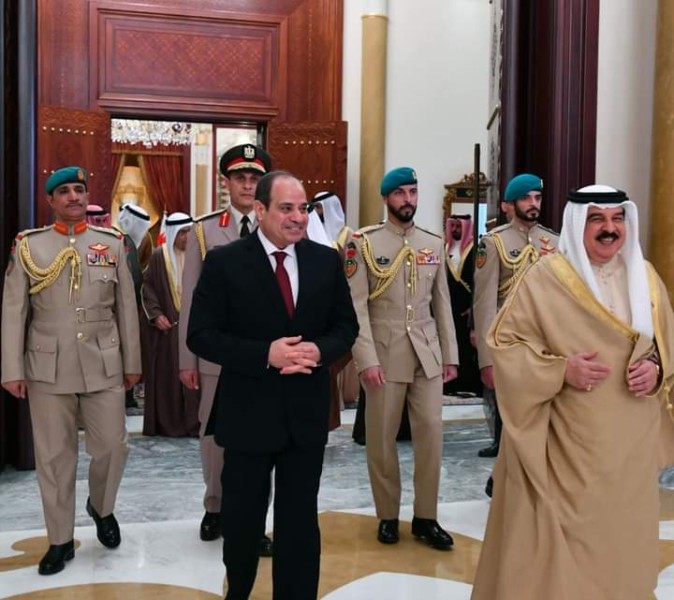 الرئيس السيسي يلتقي مع ملك البحرين بقصر صخير