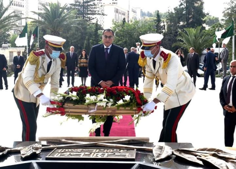رئيس الوزراء يزور مقام الشهيد بالعاصمة الجزائرية
