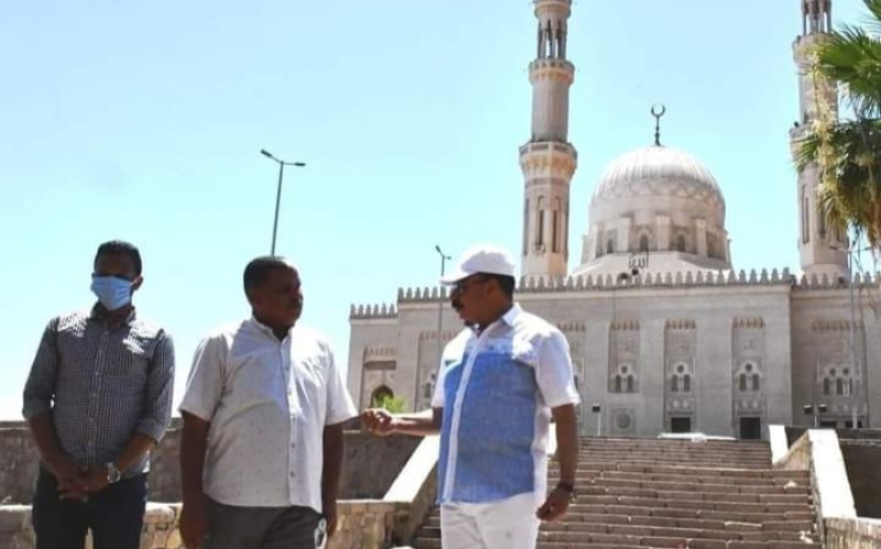 محافظ أسوان يتفقد أعمال تطوير مسجد بدر والمنطقة المحيطة