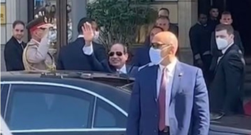 المصريون بألمانيا يستقبلون الرئيس السيسى بمقر إقامته 