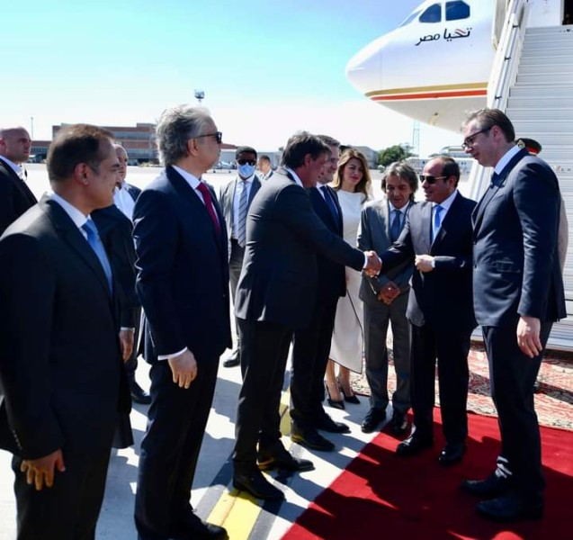 الرئيس الصربي يستقبل الرئيس السيسي بمطار العاصمة بلجراد "صور"