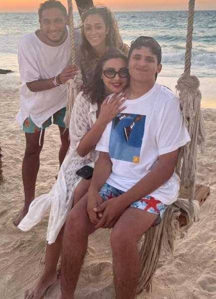 أنغام تقضى الإجازة مع أبنائها على الشاطئ