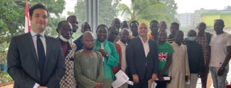 السفير المصري في كوناكري يستقبل الطلبة الغينيين الحاصلين على المنح الدراسية المقدمة من الأزهر الشريف