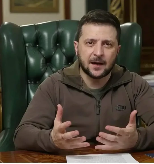 زيلينسكي يأمر بتعزيز إنتاج الدفاع الجوي وتوزيع القوات بشكل أكثر عدالة