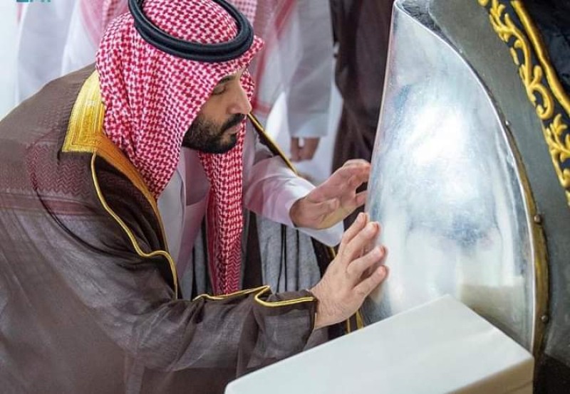 ولي العهد السعودي يشارك بغسل الكعبة المشرفة نيابة عن خادم الحرمين