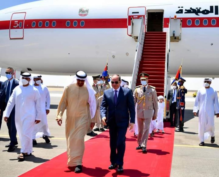 الرئيس السيسي يستقبل رئيس دولة الامارات العربية المتحدة بمطار العلمين