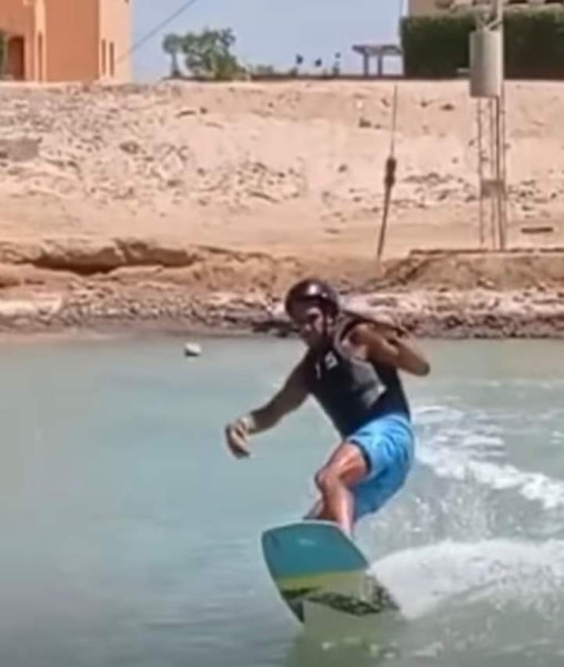آسر ياسين يستمتع بممارسة التزلج على المياه