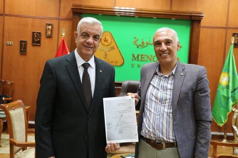 رئيس جامعة المنوفية يهنئ الدكتور أسامة مدنى لتعيينه عميدا للآداب