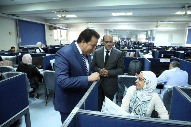 وزير الصحة يتفقد الامتحانات التحريرية للأطباء الملتحقين ببرنامج الزمالة المصرية