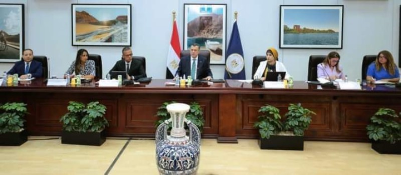 اجتماع وزير السياحة والآثار لمتابعة الاستعدادات السياحية لاستضافة مصر لمؤتمر "COP 27"