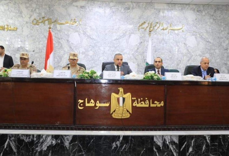 محافظ سوهاج يترأس الاجتماع الدوري لبحث موقف مشروعات تطوير الريف المصري