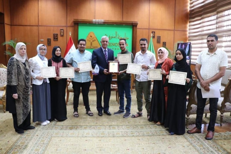 رئيس جامعة المنوفية يسلم الطلاب العرب شهادات التدريب العملى بالجامعة 