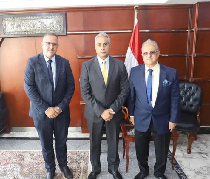 وزير القوى العاملة يلتقي مع مدير بنك الرافدين العراقي
