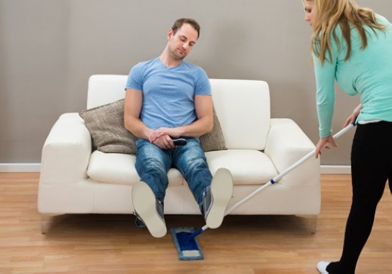 كيفية تشجيع الزوج الكسول على مساعدتك فى الأعمال المنزلية؟
