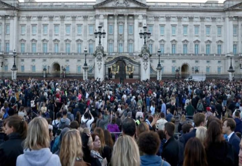 تجمعات أمام القصر الملكي البريطاني "باكنجهام" حزناً على وفاة الملكة إليزابيث