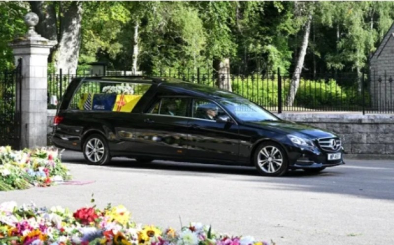 موكب جنازة الملكة إليزابيث الثانية يغادر بالمورال