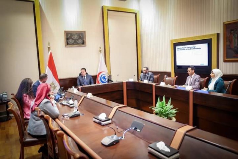وزير الصحة يبحث مع رئيس شركة ساندوز مصر سبل التعاون 