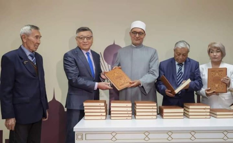 أمين "البحوث الإسلامية" يستعرض بدار الكتب بكازخستان مخطوطات مكتبة الأزهر  