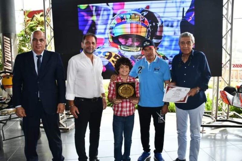 وزير الرياضة يُكرم الطفل زين الحمصاني لحصوله على المركز التاسع في أقوى بطولة دولية للكارتينج