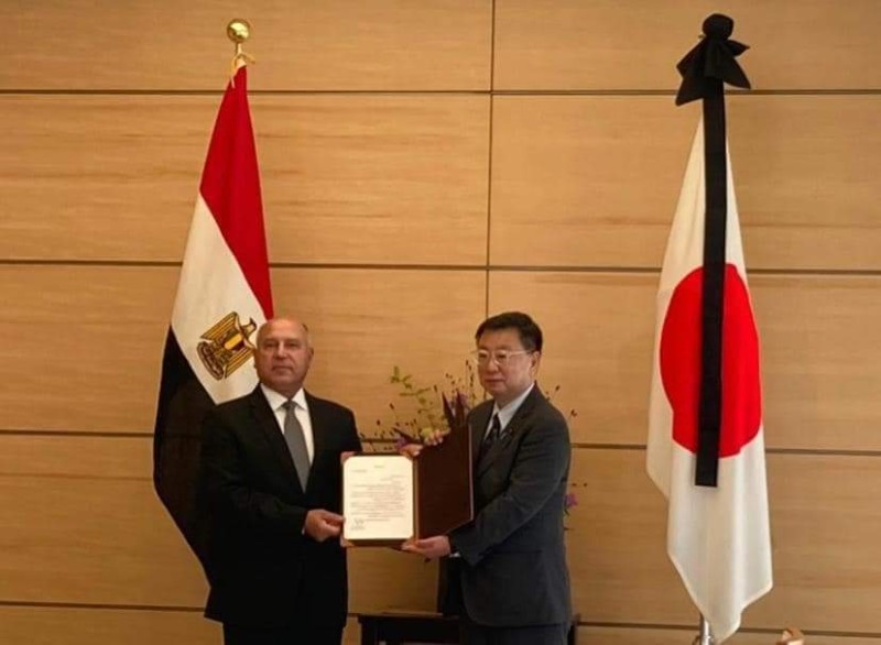وزير النقل يسلم رسالة هامة من السيسي إلى رئيس الوزراء الياباني